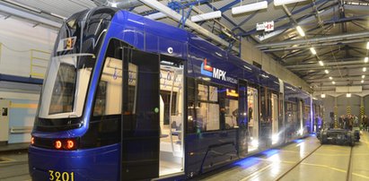 Tramwaje PESA nie mieszczą się na 15 przystankach