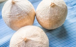 Młody kokos nie tylko na kaca. Nawadnia, ale i odmładza...