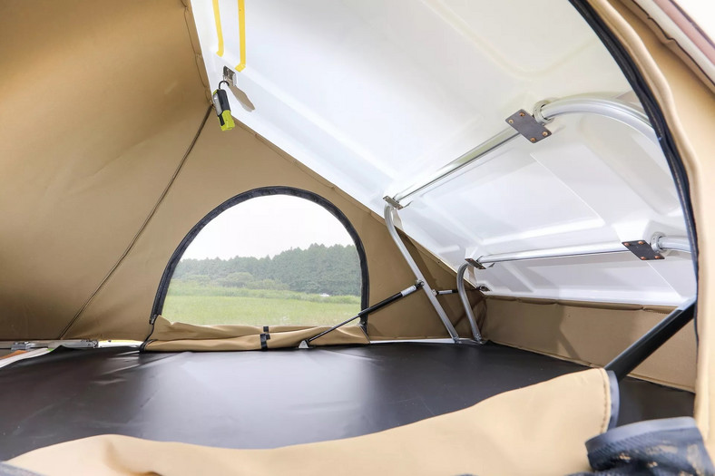 Suzuki Jimny z namiotem dachowym Kamado Canotier J3