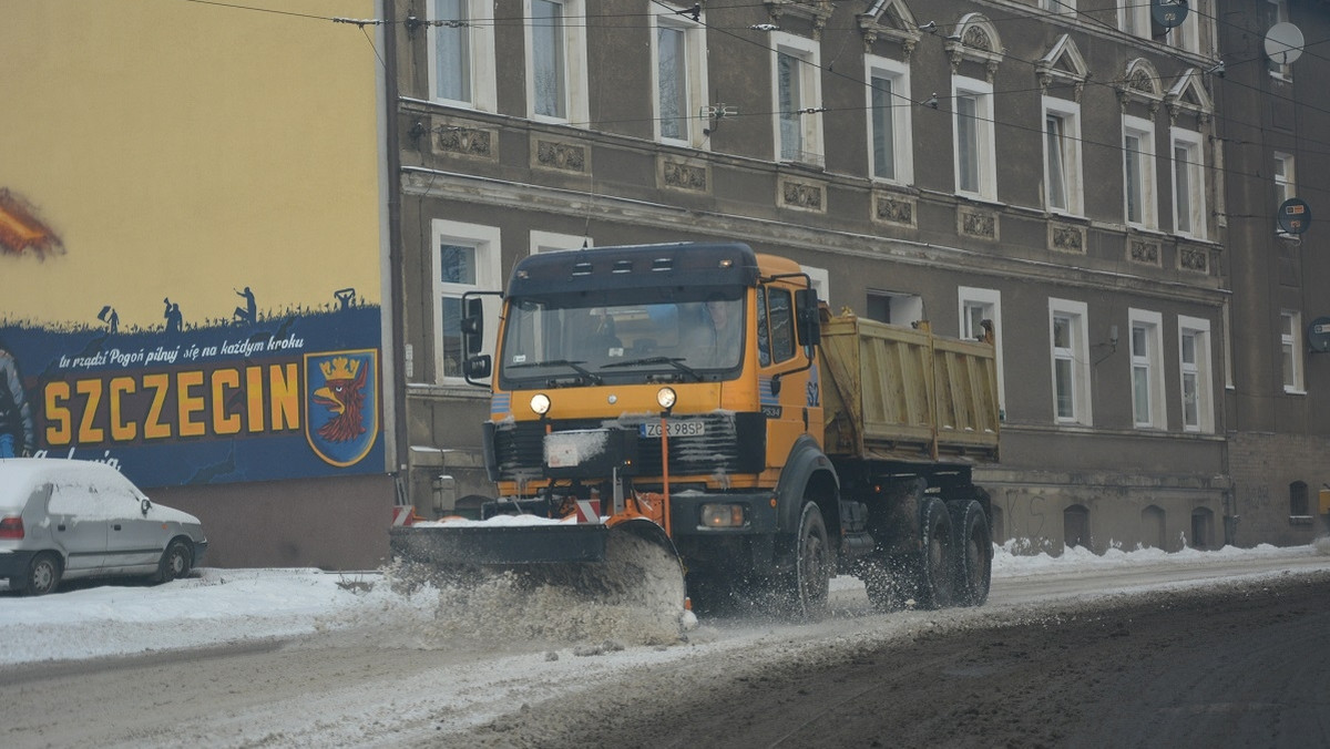 Pierwsze opady śniegu w tym sezonie w stolicy Pomorza Zachodniego nie spowodowały większych utrudnień drogowych. Zarząd Dróg i Transportu uspokaja, że drogowcy są gotowi do zimy.