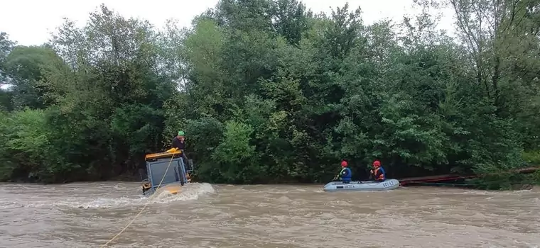 Chwile grozy na rzece Białej. Rolnik wołał o pomoc z dachu ciągnika