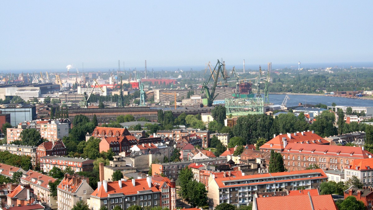 Ruszyły prace przy budowie mostu zwodzonego, który połączył Wyspę Sobieszewską  z lądem. Konstrukcja będzie gotowa za około rok. Dzisiaj w Gdańsku Sobieszewie wbito w sobotę pierwszą łopatę pod budowę mostu. O sprawie informuje Radio Gdańsk.