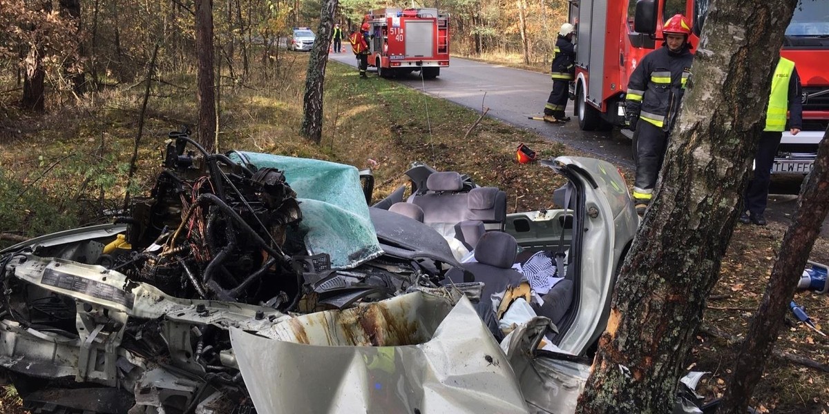 Wypadek we Włoszczowie. Z auta została miazga, w środku znaleziono kobietę