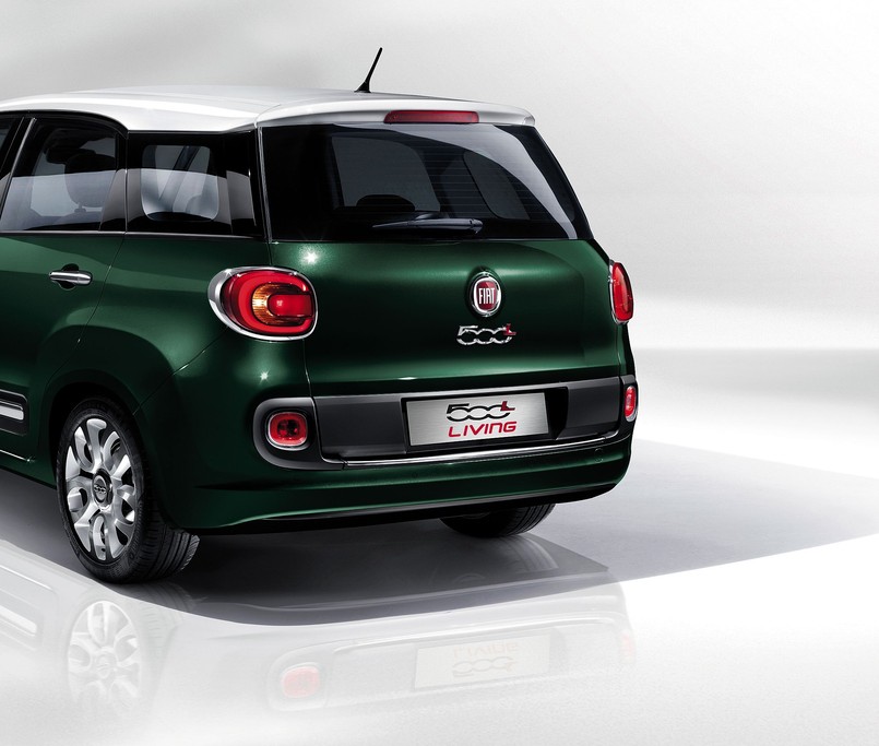 Fiat przedstawił pierwsze zdjęcia modelu 500L Living - nowy samochód to nic innego jak wydłużona, jeszcze bardziej rodzinna bo siedmioosobowa odmiana 500L. Oficjalna premiera najnowszej czekoladki z wielkiej bombonierki Fiata została zaplanowano na 6 lipca - data nie jest przypadkowa ponieważ w tym dniu przypadają siódme urodziny gamy 500 współczesnej generacji.