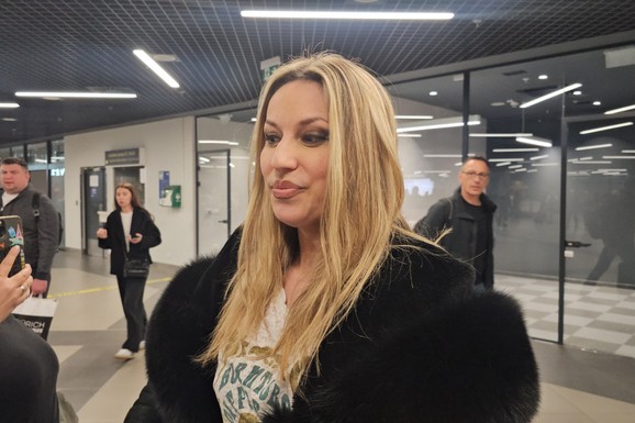 "REKLA MI JE DA SE OBLAČIM VULGARNO" Rada Manojlović prošla pakao na početku karijere zbog starije koleginice: "Kad te pogleda, smrzneš se"