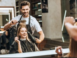 Starsze dbają dużo bardziej. Ciekawe wyniki badania "fryzjerskich" zwyczajów Polek