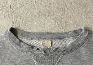 V-šav na okovratniku dukserice