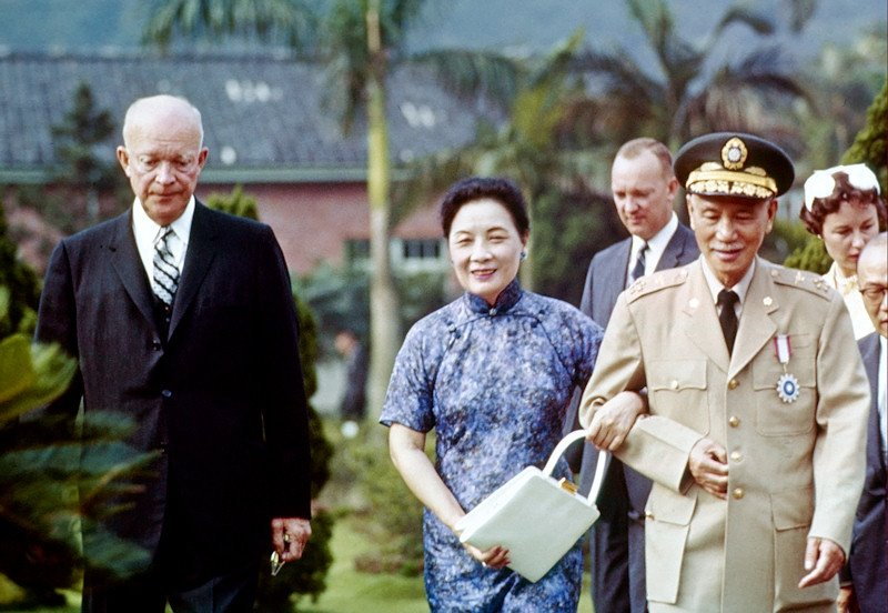Od lewej w pierwszym rzędzie: Dwight Eisenhower, Song Meiling, Czang Kaj-szek