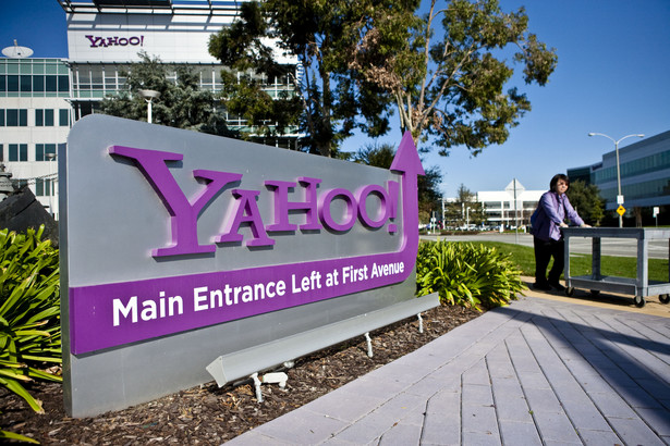 Przed wejściem do siedziby zarządu Yahoo! w Sunnyvale w Kalifornii