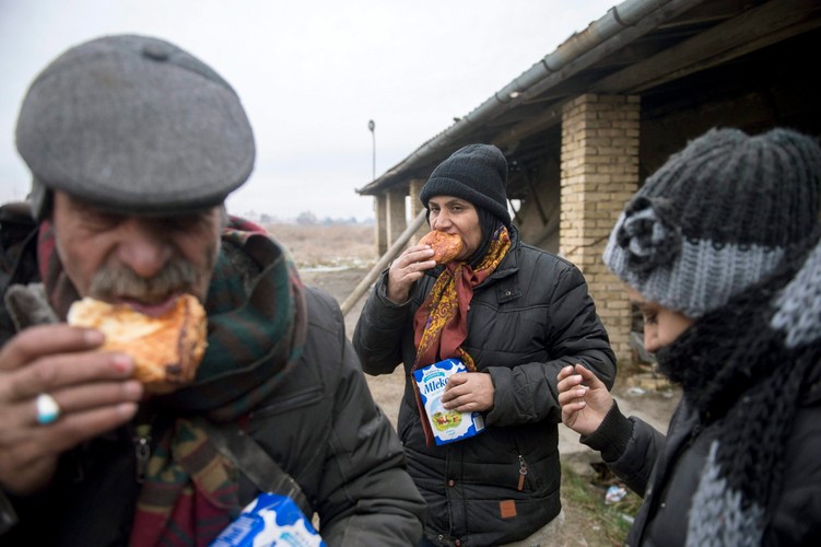 Uchodźcy z Afganistanu w prowizorycznym obozie położonym niedaleko granicy z Węgrami