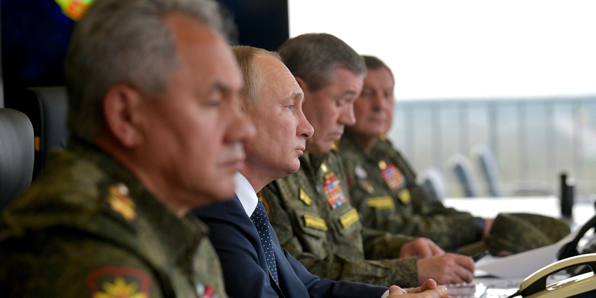 Władimir Putin wraz z dowódcami wojskowymi obserwujący manewry wojskowe Zapad w 2021 r.