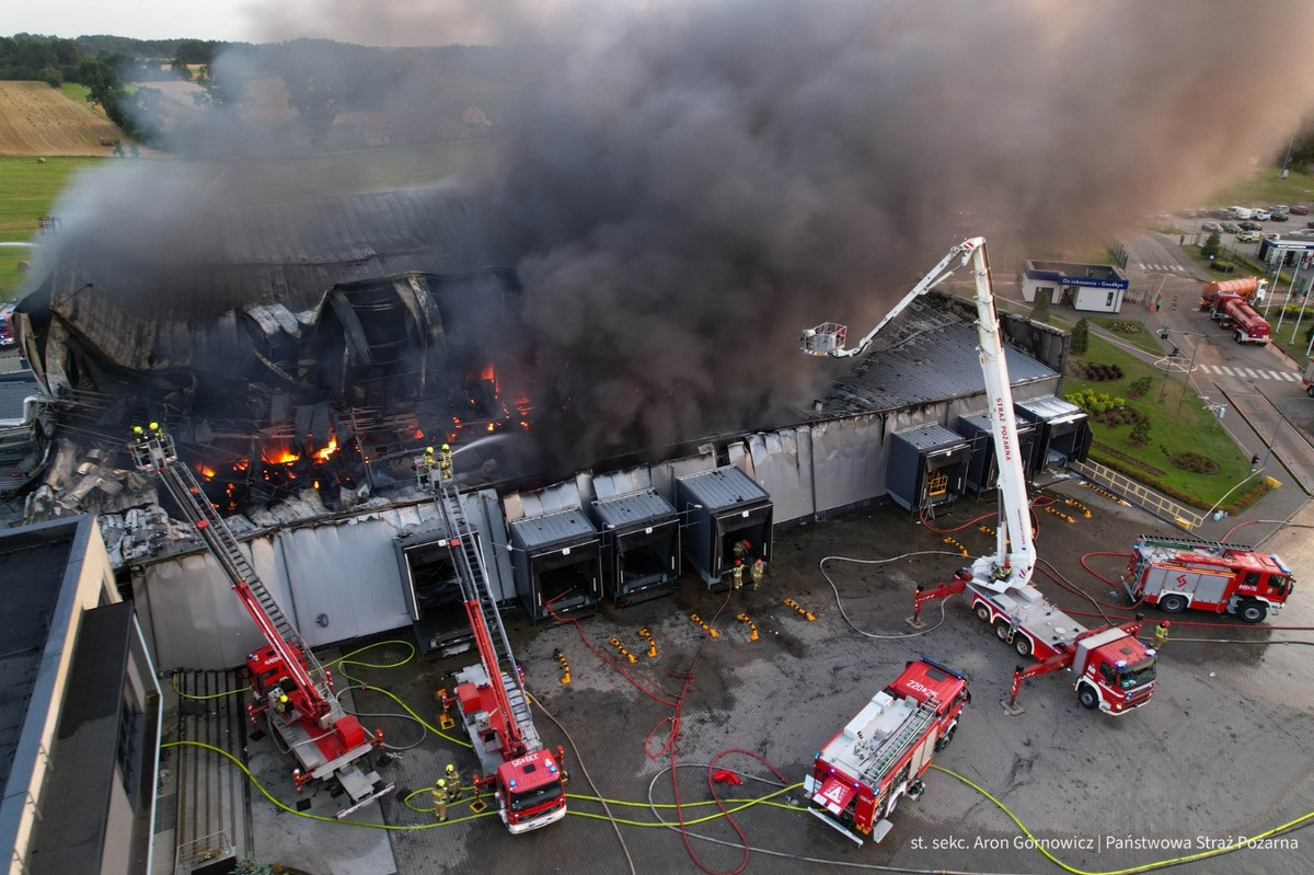 Wielki pożar w zakładzie drobiarskim. Zaginiony strażak