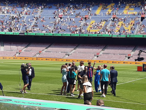 Robert Lewandowski z rodziną i przyjaciółmi podczas prezentacji na Camp Nou