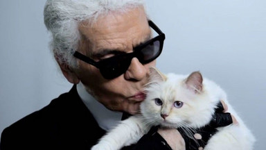 Karl Lagerfeld był ikoną popkultury. Ciemne okulary, siwy kucyk - nie da się go pomylić z kimś innym!