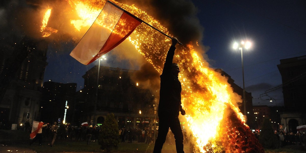 2013 r. Podpalenie Tęczy na placu Zbawiciela. 