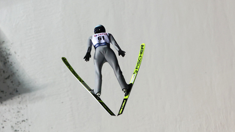 Polak Kamil Stoch podczas serii treningowej przed zawodami Pucharu Świata w skokach narciarskich w Wiśle