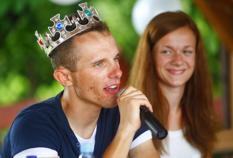 Rafał Majka został królem. W rodzinnej wsi założyli mu koronę. ZDJĘCIA