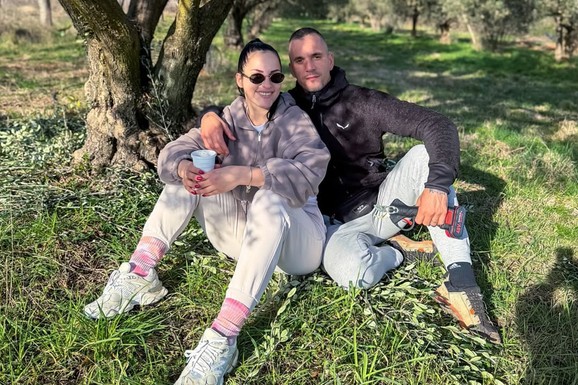 Srpska pevačica se udala za Hrvata, a sad poslala brutalnu poruku i otkrila zbog čega je BATALILA KARIJERU: "Nisam želela da moja deca odrastaju sa dadiljama"