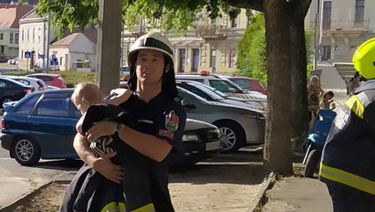 Lakástűz Pécsett: több gyermeket és felnőttet kellett kihozniuk a tűzoltóknak – Fotókon a mentés pillanatai 