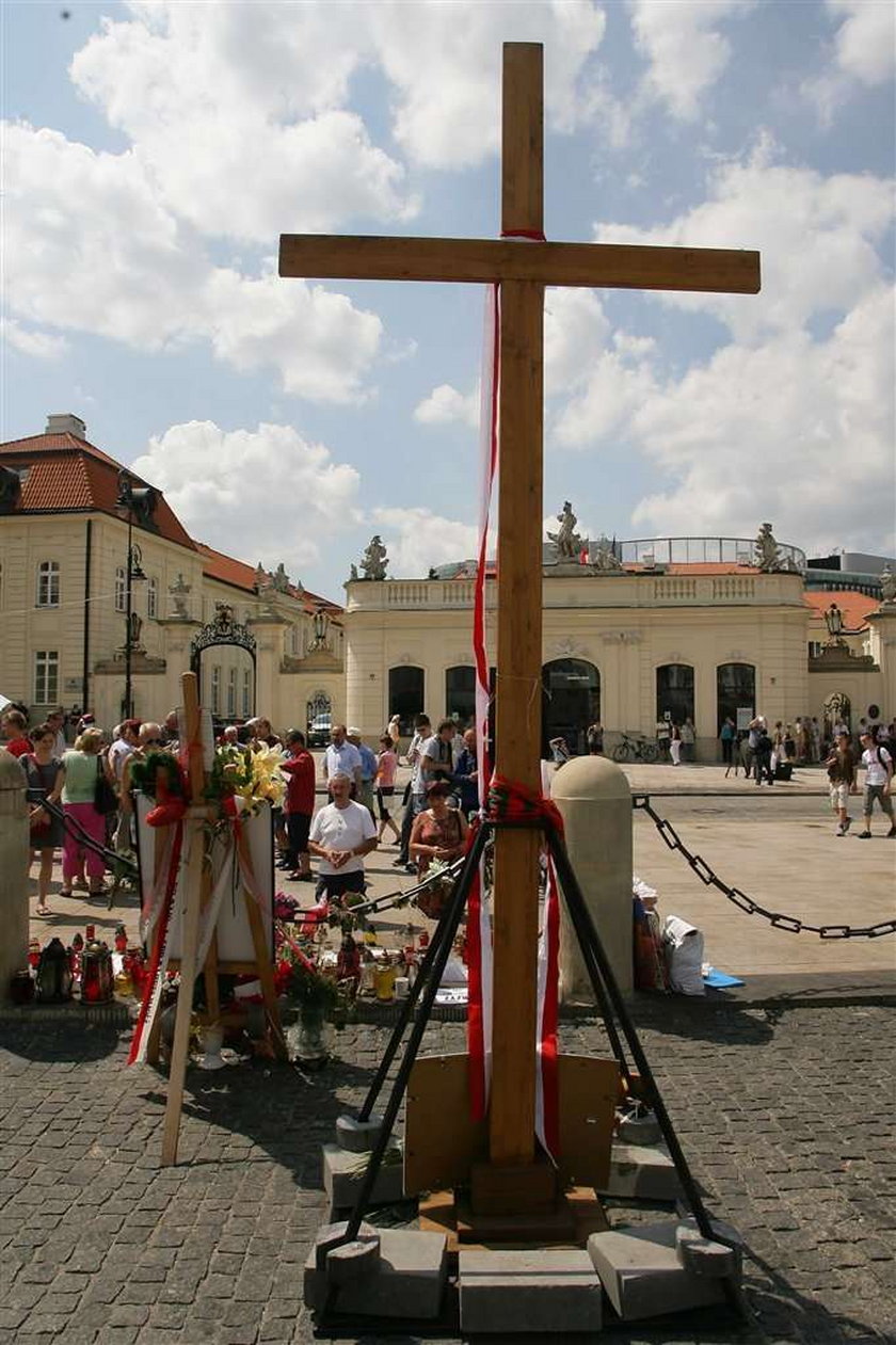 Jest już krzyż przed Pałacem Prezydenckim