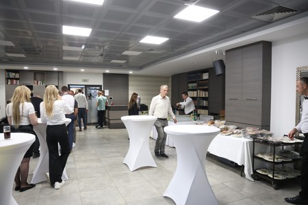 Atmosfera u štabu Srpske napredne stranke 