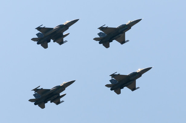 Cztery samoloty wojskowe F-16 z bazy w Krzesinach podczas pokazu lotniczego, 13 bm. Na poznańskim lotnisku Ławica odbywają się pokazy lotnicze Aerofestival 2015. (jk/cat) PAP/Jakub Kaczmarczyk
