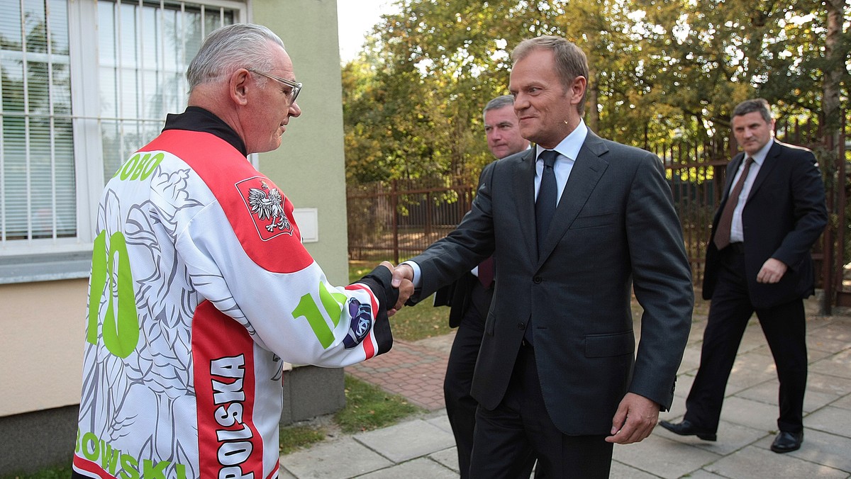 Tuż po godzinie 17 w Centrum Dialog w Warszawie zakończyło się spotkanie premiera Donalda Tuska ze stowarzyszeniami i grupami kibicowskimi. Szef rządu przyznał podczas krótkiej konferencji prasowej, że obie strony "pozostały przy swoich stanowiskach". - Nie będzie łagodzenia reguł gry. Policja będzie robić swoje, wymiar sprawiedliwości - swoje. Wobec tego, kto będzie łamał prawo będziemy bezwzględni - zapowiedział Tusk.