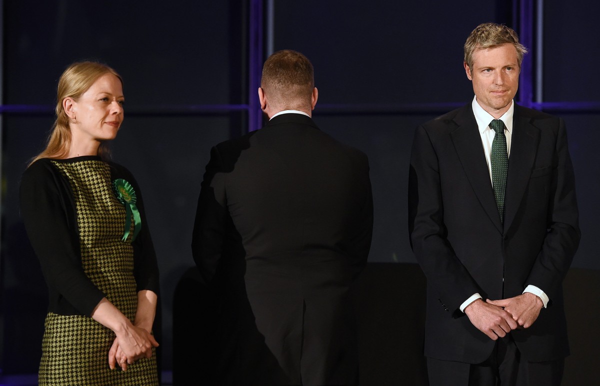 Paul Golding ze skrajnie prawicowej brytyjskiej partii politycznej, odwraca się plecami podczas przemówienia Sadiqa Khana po tym jak ogłoszony go nowym burmistrzem Londynu