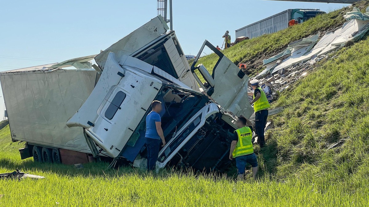 Miejsce wypadku z udziałem samochodu ciężarowego oraz dwóch aut osobowych na autostradzie A4 w Gliwicach.