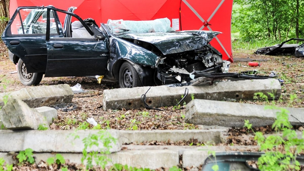 Trzech młodych mężczyzn w wieku 15 i 16 lat zginęło w poniedziałek rano w wypadku drogowym na lokalnej drodze w pobliżu Górzycy w Lubuskiem. Według wstępnych ustaleń policji kierowca stracił panowanie nad pojazdem. Samochód rozbił się o betonowe ogrodzenie.