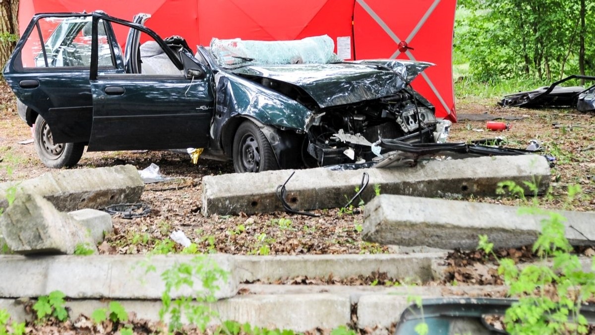 Trzech młodych mężczyzn w wieku 15 i 16 lat zginęło w poniedziałek rano w wypadku drogowym na lokalnej drodze w pobliżu Górzycy w Lubuskiem. Według wstępnych ustaleń policji kierowca stracił panowanie nad pojazdem. Samochód rozbił się o betonowe ogrodzenie.