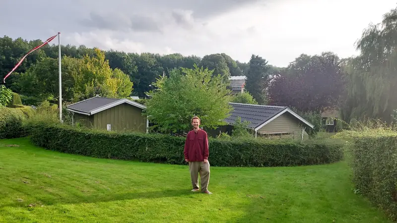 Michał Bachowski na terenie okrągłych ogrodów działkowych w Naerum