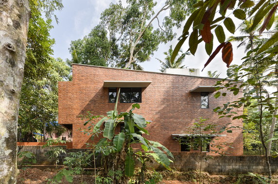 Ażurowy dom z cegły. Powstał na wąskiej działce w Indiach.