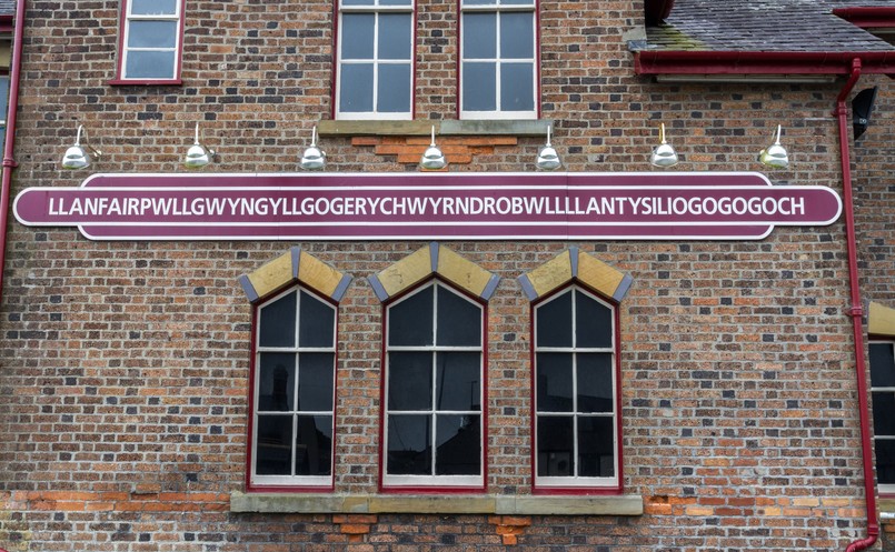 Llanfairpwllgwyngyllgogerychwyrndrobwllllantysiliogogogoch