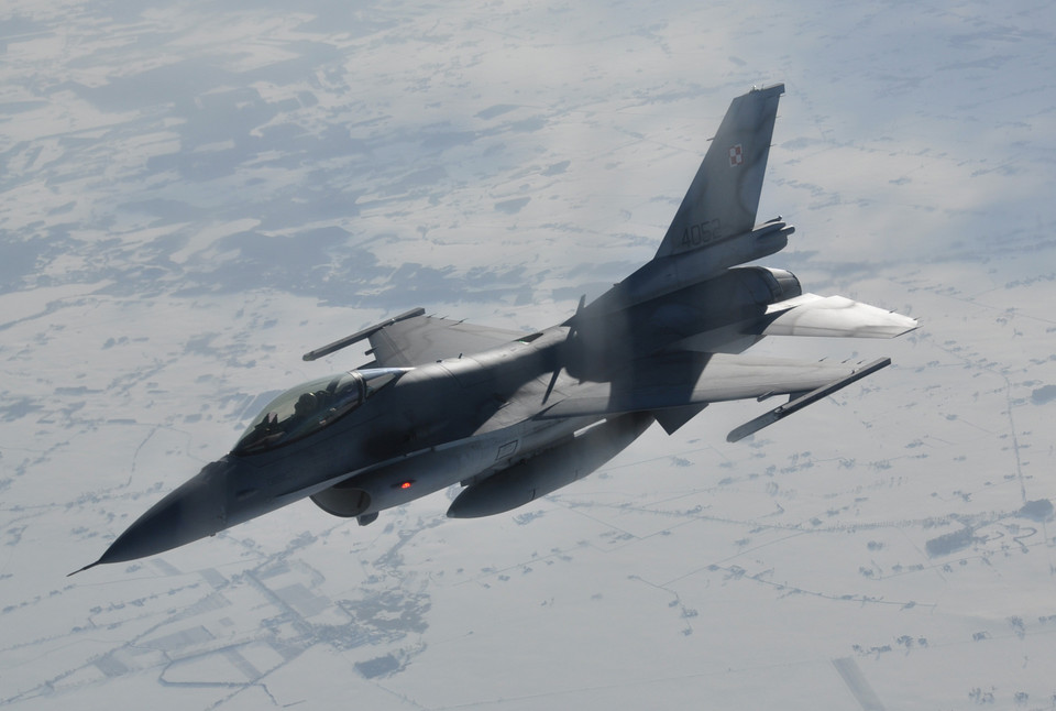 F-16 wraca do bazy po pomyślnym wykonaniu manewru, fot. kpt Robert Kozłowski