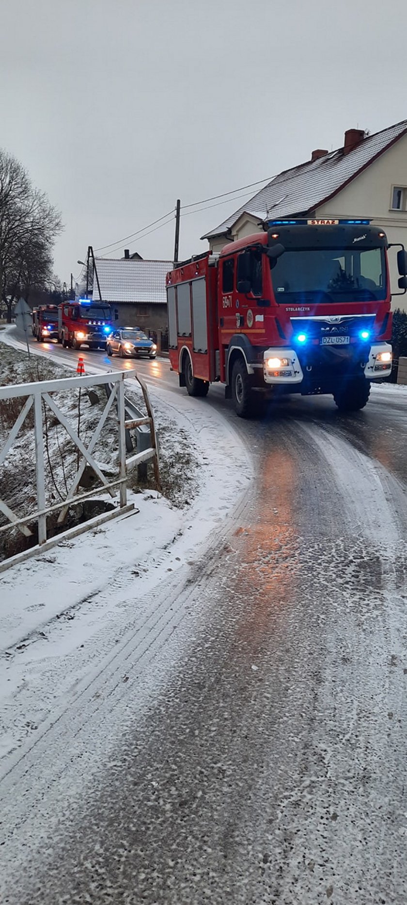 Tir wpadł do rzeki i uszkodził wodociąg. Mieszkańcy zostali bez wody