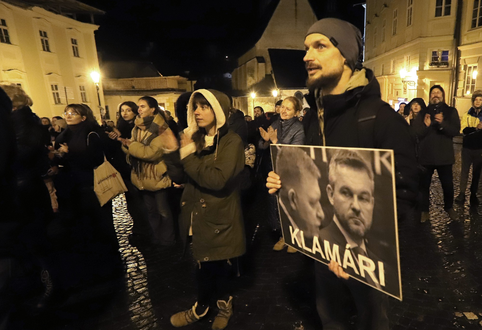 Protivládne protesty proti zrušeniu ÚŠP a zmenám v Trestnom zákone sa konali vo viacerých okresných mestách.