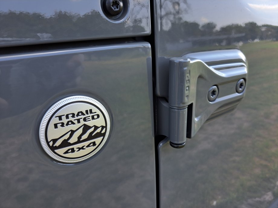 Jeep Gladiator - w odpowiedniej wersji dumnie nosi logo "Trail Rated", które potwierdza jego kompetencję w terenie.