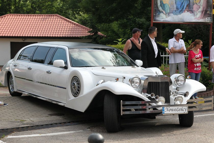 Stylowa limuzyna zawiozła państwa młodych na wesele. 