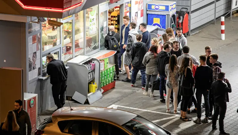 Kolejka na stacji benzynowej w okolicy Bularów Wiślanych w Warszawie