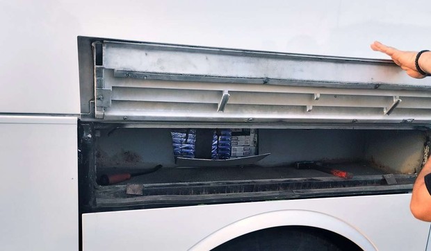 Preko 3.120 paklica cigareta sakrivene u bunkeru autobusa na relaciji Prizren - Cirih