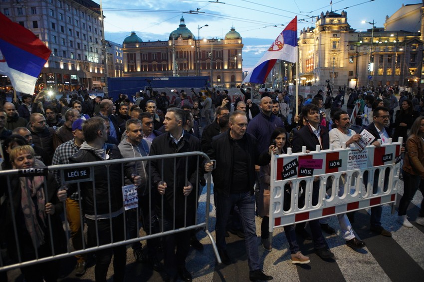 Čelnici SzS nose ogradu sa Trga republike
