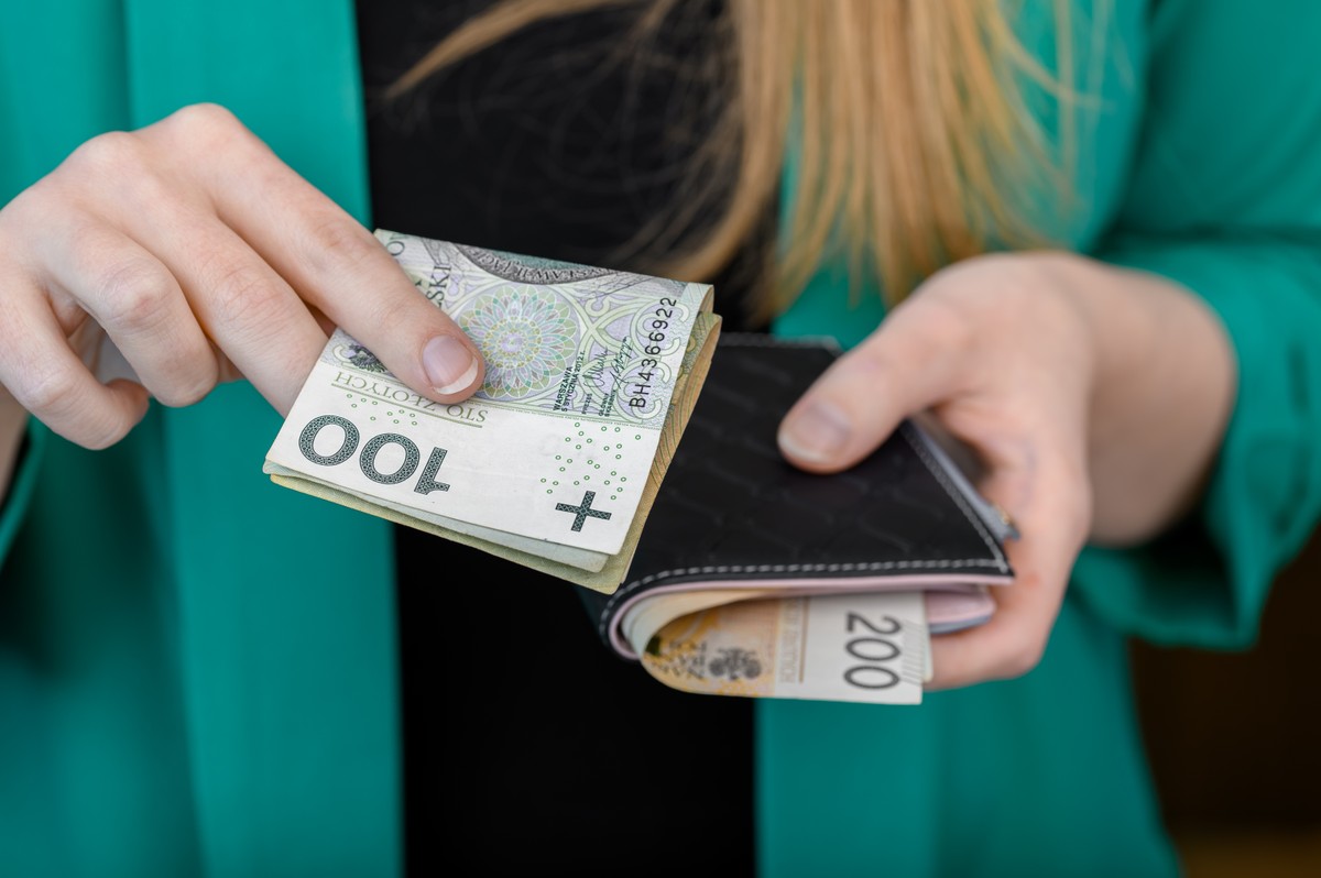 Polacy chcą gotówki z sentymentu, bo w praktyce transakcje gotówkowe stają się coraz węższym marginesem ustępując pola płatnościom bezgotówkowym