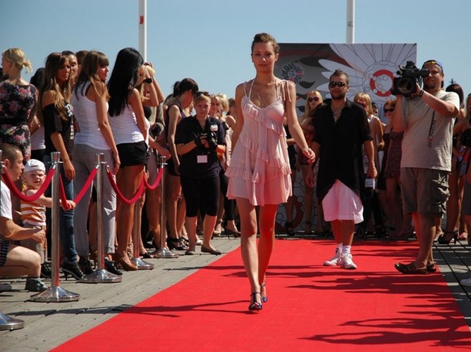 Michal Pirog wraz z uczestniczka castingu w Sopocie