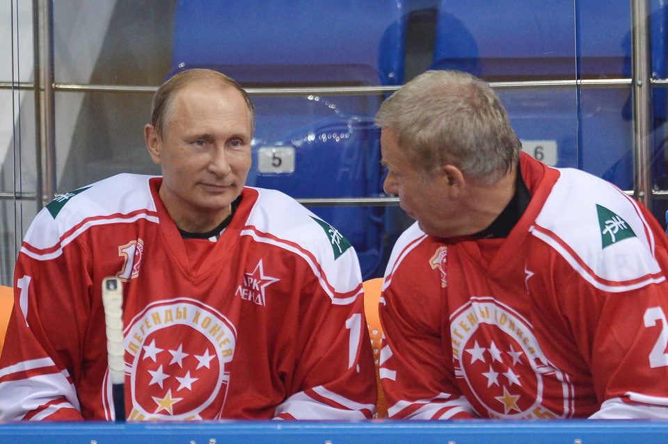 RUSSIA PUTIN ICE HOCKEY (Vladimir Putin takes part in a match between former Russian ice hockey stars and students)