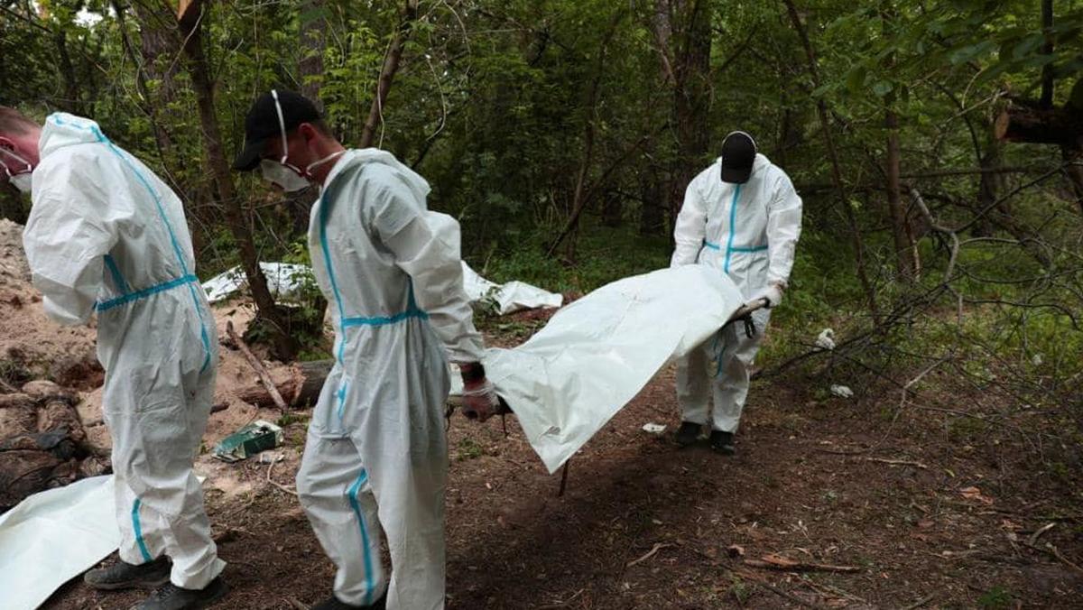 Podkijowska Bucza. To tu znaleziono klolejny grób z ciałami cywilów noszącymi ślady tortur. O sprawie poinformował w poniedziałek szef policji obwodu Andrij Niebytow.