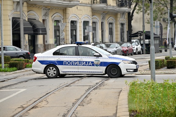 AUTOMOBIL UDARIO BICIKLISTU! Saobraćajna nesreća u Novom Sadu, muškarac prevezen na hirurgiju