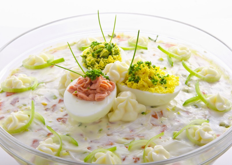 Sentymentalny i pyszny QUIZ o zakąskach z PRL dla smakoszy. Śledzik po japońsku to początek