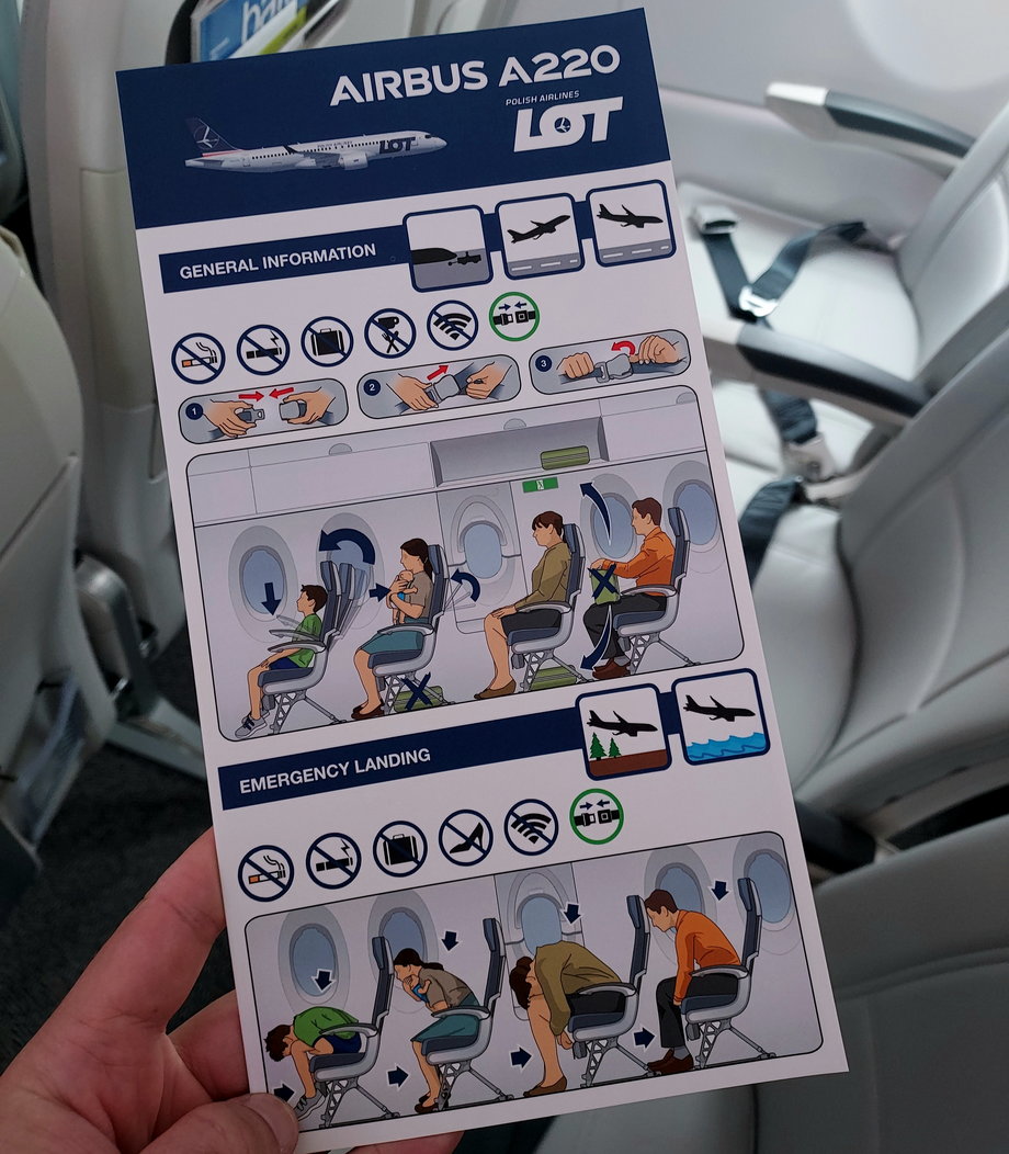 Podczas demonstracji w Warszawie instrukcje bezpieczeństwa wydrukowano z samolotem A220 ukazanym w barwach PLL LOT, potencjalnego klienta Airbusa. 