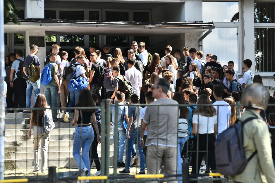 Razredni ispit obuhvata celokupno gradivo iz izabranog predmeta i sprovodi se pred tročlanom komisijom